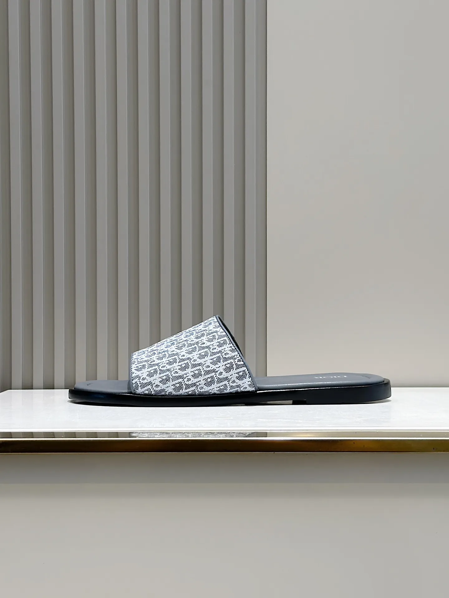 P320 [DIOR] Size 39-44 (38.45 custom-made) 2024ss Dior’s latest men’s slippers are a must-have. Dior Alias ​​Men's Genuine Leather Slippers This summer new Alias ​​sandal embodies a casual and elegant style. Carefully crafted from grained cow leather and Oblique printed fabric, with cowhide lining! Cross-strap design with metal-clad brass CD Diamond logo. The imported cowhide leather and rubber sole adds sophistication and comfort, while Oblique print-effect anti-slip panels add style.